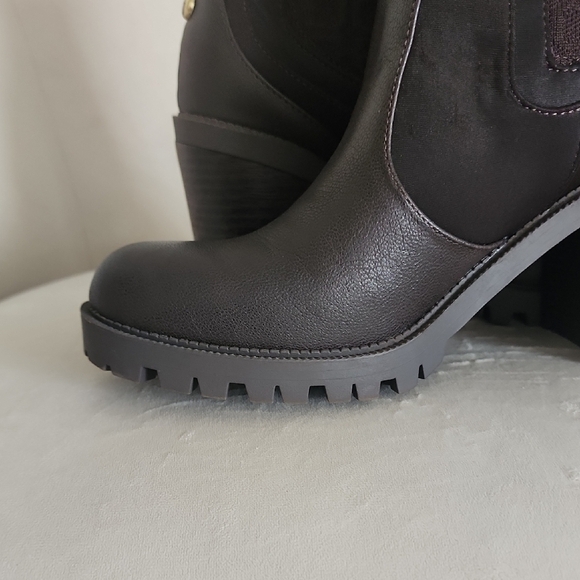 Guess women's ankle boots
Dark brown Size 8M - Picture 11 of 11